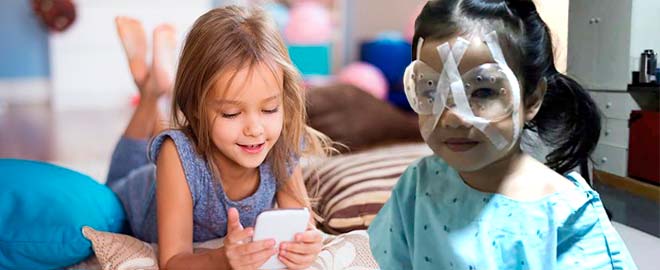 Niña de 2 años pierde parte de su visión por usar mucho tiempo el celular